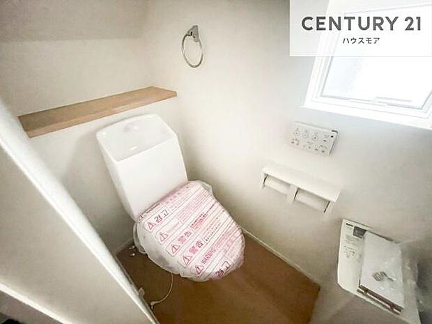 1・2階にトイレがございます!朝の忙しい時間帯も待たずにすみそうですね。白を基調とした清潔感のあるトイレでお手入れがしやすいです!