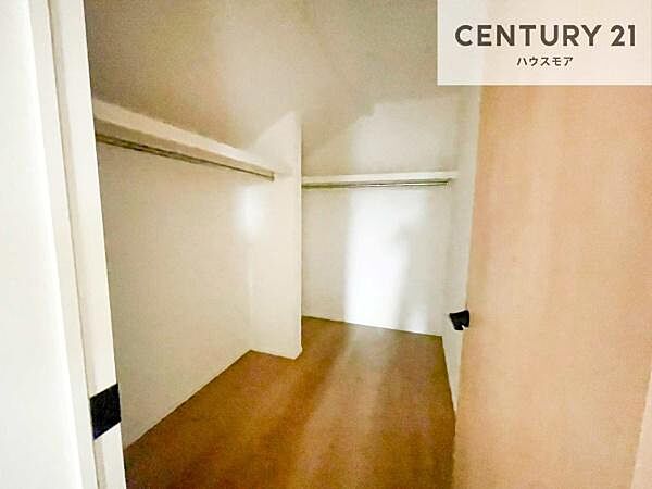 ファミリークローゼットを備えた住まいは、収納力と快適さを兼ね備えた贅沢な空間設計。衣類やバッグ、季節物までひとまとめにでき、日々の整理整頓がぐっとスマートに！