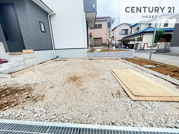 駐車スペースは2台分あります！セカンドカーはもちろん、バイクや自転車なども置き場所に困りません。