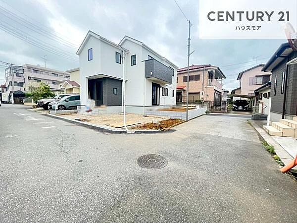 前面道路4.1ｍ×4ｍ！陽当り良好な立地です。車庫入れが苦手な方も安心ですね。
