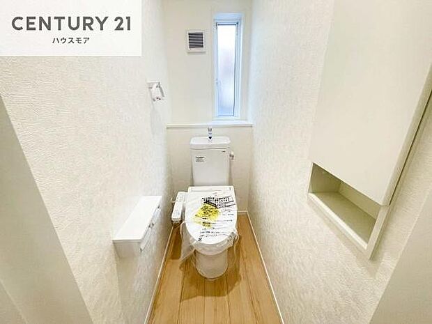 1・2階にトイレがございます!朝の忙しい時間帯も待たずにすみそうですね。白を基調とした清潔感のあるトイレでお手入れがしやすいです!