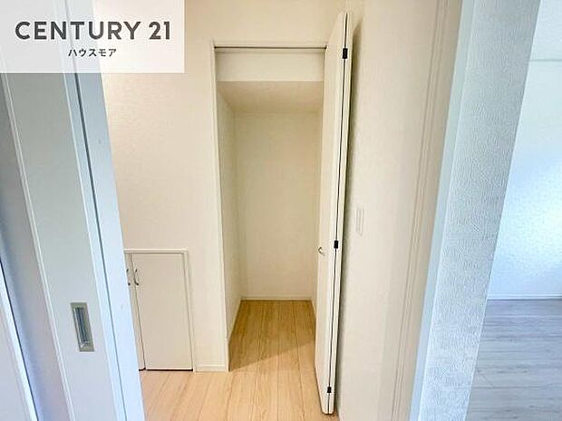 住空間をすっきり使うためには必須ポイントの収納スペースですよね。是非現地でご確認ください!