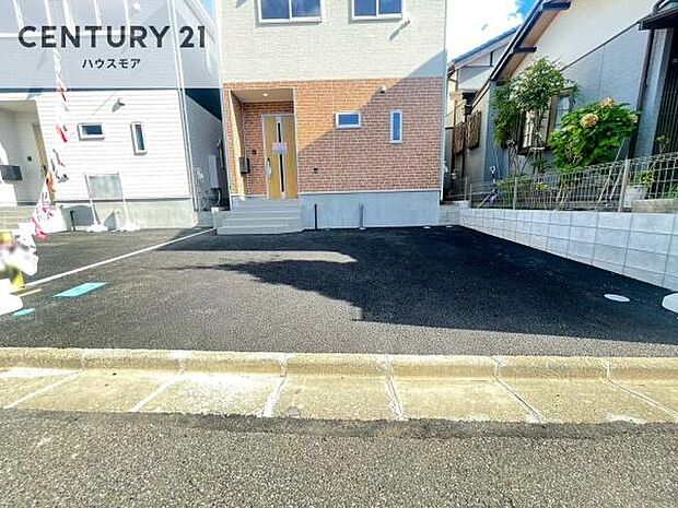 駐車スペースは2台分あります!セカンドカーはもちろん、バイクや自転車なども置き場所に困りません。
