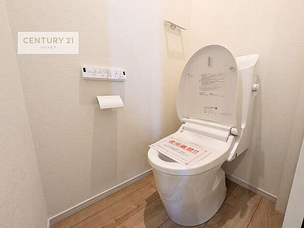 1・2階にトイレがございます!朝の忙しい時間帯も待たずにすみそうですね。白を基調とした清潔感のあるトイレでお手入れがしやすいです!
