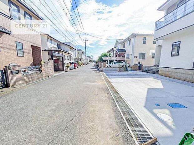 前面道路は6m!陽当り良好な立地です。車庫入れが苦手な方も安心ですね。