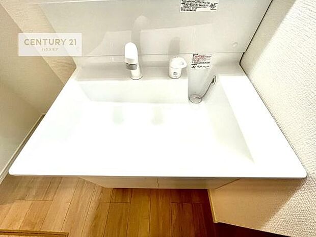 深い洗面台ボウルは、水が跳ねにくいのでお手入れが楽々!清潔感が保てます!キレイな洗面所で自分磨きのモチベーションが上がりますね!