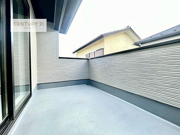 陽当たり良好なバルコニーです!晴れた日には青い空を見渡せる開放的な時間を楽しめます。