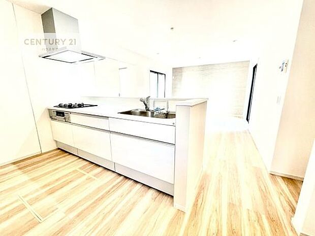 大人気の対面式システムキッチンを採用しています!ご家族のコミュニケーションが自然と増える設計です。お子様にも目が届くので嬉しいですね。広々使えて快適に作業が進みます。