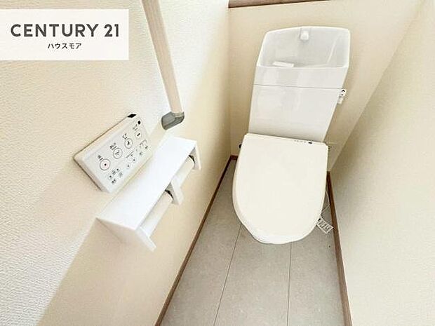 1・2階にトイレがございます!朝の忙しい時間帯も待たずにすみそうですね。白を基調とした清潔感のあるトイレでお手入れがしやすいです!