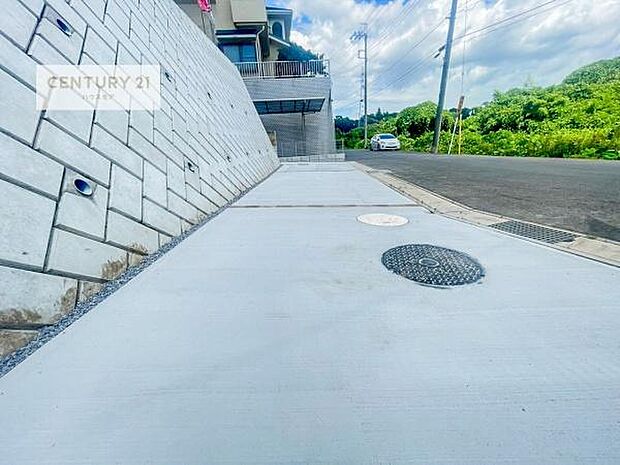駐車スペースは2台分あります!セカンドカーはもちろん、バイクや自転車なども置き場所に困りません。