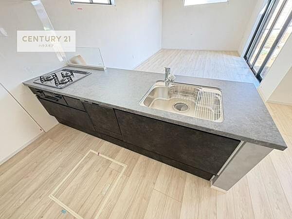 大人気の対面式システムキッチンを採用しています！ご家族のコミュニケーションが自然と増える設計です。お子様にも目が届くので嬉しいですね！広々使えて快適で作業が進みます。