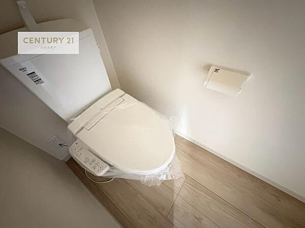 1・2階にトイレがございます！朝の忙しい時間帯も待たずにすみそうですね。白を基調とした清潔感のあるトイレでお手入れがしやすいです！