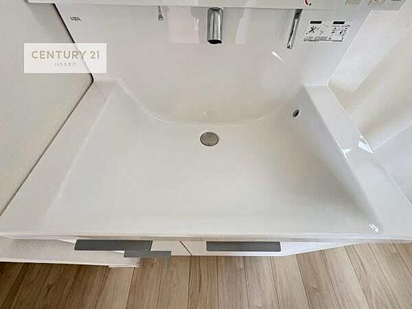 深い洗面台ボウルは、水が跳ねにくいのでお手入れが楽々！清潔感が保てます！キレイな洗面所で自分磨きのモチベーションが上がりますね！