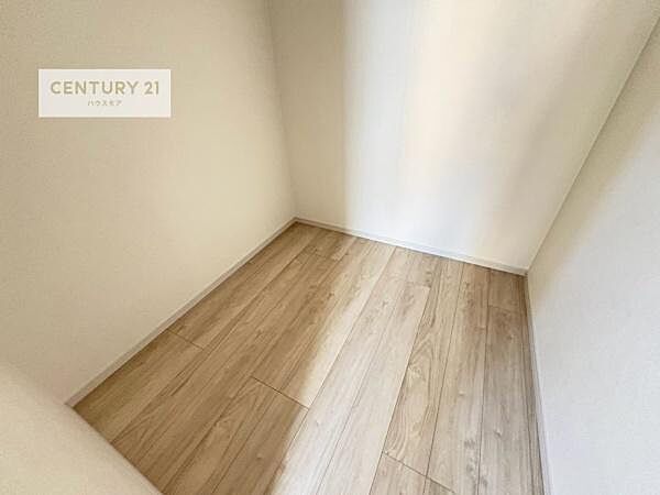 ウォークインクローゼット付きです。たくさんのお洋服などを収納しておけそうですね！他にも扇風機や加湿器など季節物の大きな家電も収納できます！