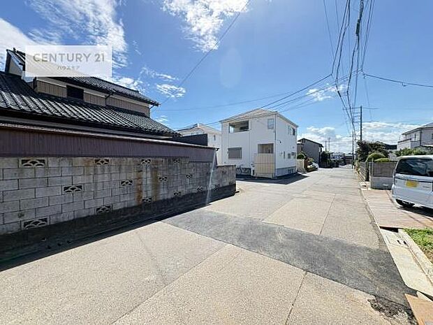 前面道路は6.1ｍ！陽当り良好な立地です。車庫入れが苦手な方も安心ですね。