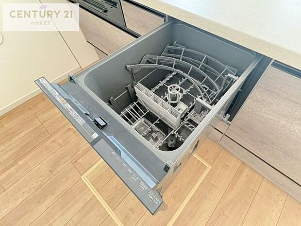 食洗機付きのキッチンです!忙しい時や手荒れ防止として大変活躍する便利な仕様です!ビルトインなのでキッチンの場所を取らず調理スペースを広く使うことが出来ます!(同仕様)