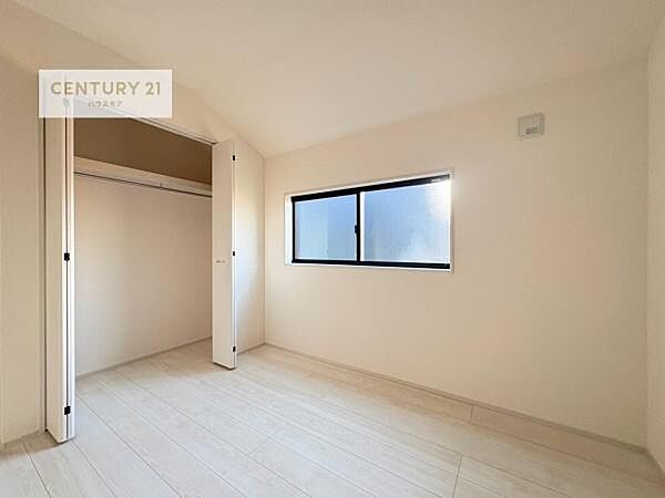 掃き出し窓がないお部屋は、お子様のお部屋としても安心です！収納スペースも充実しているので散らかったお部屋をサッと片付けられます！