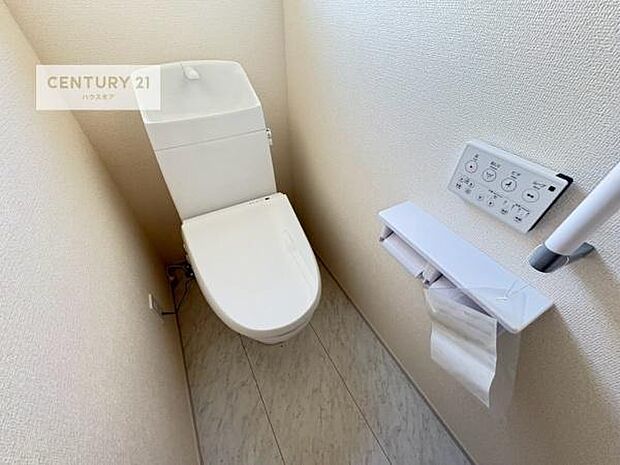 1・2階にトイレがございます!朝の忙しい時間帯も待たずにすみそうですね。白を基調とした清潔感のあるトイレでお手入れがしやすいです!