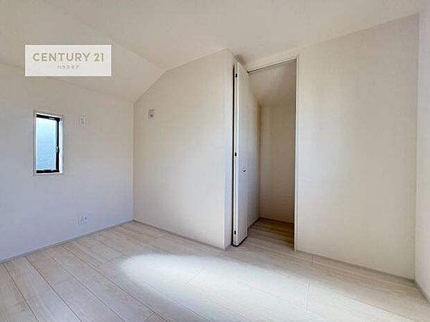 明るい室内は風通しも良く、大変居心地の良い空間となっております。リラックスして過ごせる心地の良いお部屋です!