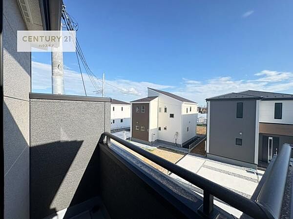 晴れた日には青い空を見渡せる開放的な時間を楽しめます。気持ちの良い風が通り抜ける街並みです！