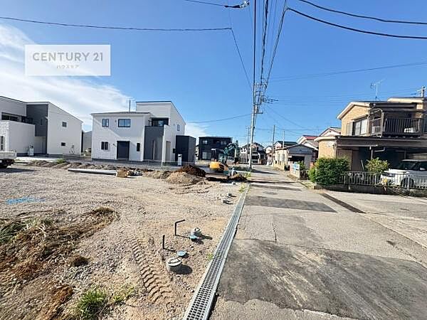 前面道路は3.91ｍ！陽当り良好な立地です。車庫入れが苦手な方も安心ですね。