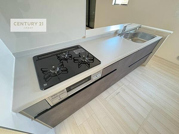 大人気の対面式システムキッチンを採用しています！ご家族のコミュニケーションが自然と増える設計です。お子様にも目が届くので嬉しいですね！広々使えて快適で作業が進みます。