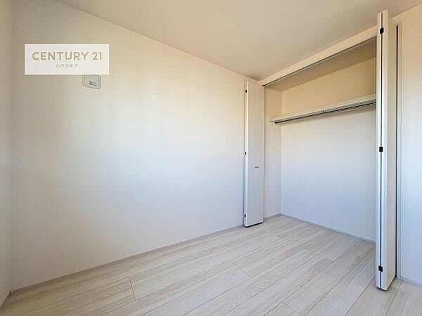 掃き出し窓がないお部屋は、お子様のお部屋としても安心です！収納スペースも充実しているので散らかったお部屋をサッと片付けられます！