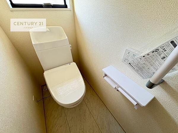 1・2階にトイレがございます！朝の忙しい時間帯も待たずにすみそうですね。白を基調とした清潔感のあるトイレでお手入れがしやすいです！