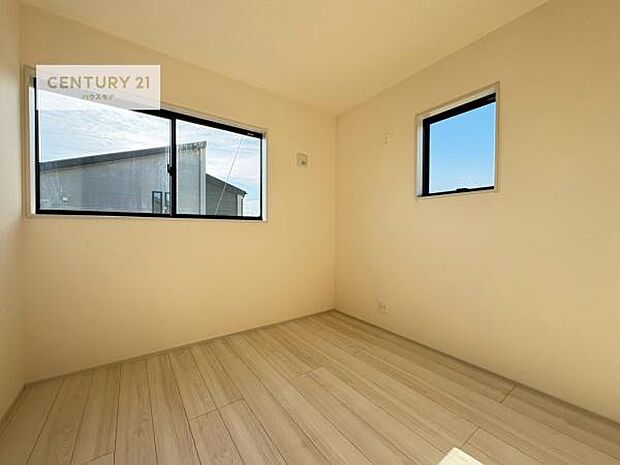 2面採光を確保した明るい室内は、風通しも良く大変居心地の良い空間となっております。リラックスして過ごせる心地の良いお部屋です!