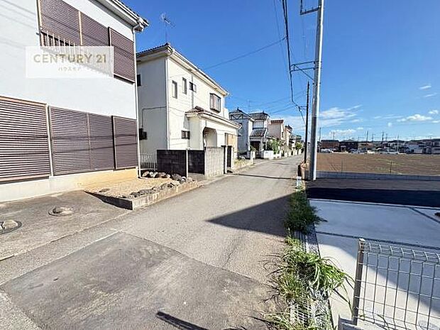 前面道路は3.91m!陽当り良好な立地です。車庫入れが苦手な方も安心ですね。