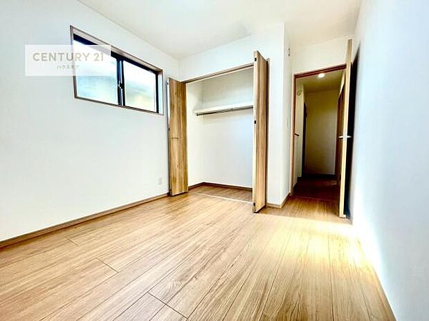 掃き出し窓がないお部屋は、お子様のお部屋としても安心です!収納スペースも充実しているので散らかったお部屋をサッと片付けられます!