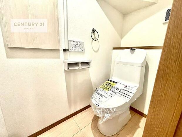 1・2階にトイレがございます!朝の忙しい時間帯も待たずにすみそうですね。白を基調とした清潔感のあるトイレでお手入れがしやすいです!