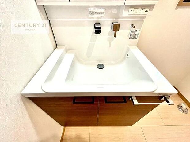 深い洗面台ボウルは、水が跳ねにくいのでお手入れが楽々!清潔感が保てます!キレイな洗面所で自分磨きのモチベーションが上がりますね!