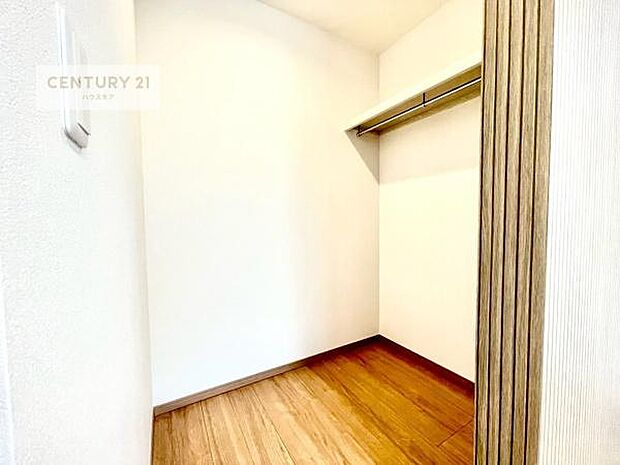 ウォークインクローゼット付きです。たくさんのお洋服などを収納しておけそうですね!他にも扇風機や加湿器など季節物の大きな家電も収納できます!