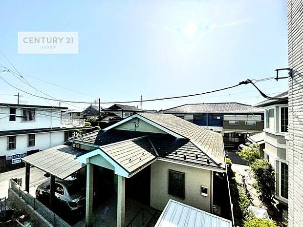 晴れた日には青い空を見渡せる開放的な時間を楽しめます。気持ちの良い風が通り抜ける街並みです!