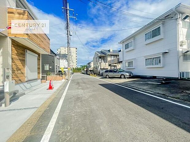 前面道路6m!陽当り良好な立地です。車庫入れが苦手な方も安心ですね。