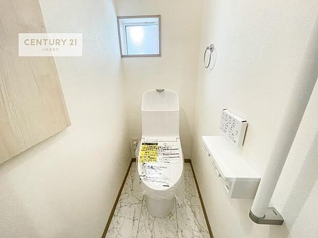 1・2階にトイレがございます!朝の忙しい時間帯も待たずにすみそうですね。白を基調とした清潔感のあるトイレでお手入れがしやすいです!