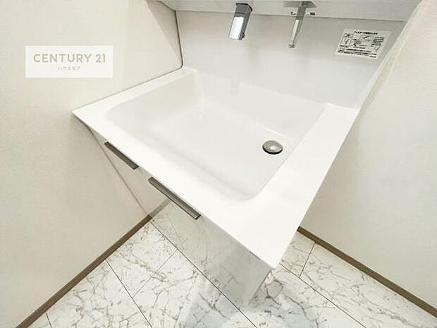 深い洗面台ボウルは、水が跳ねにくいのでお手入れが楽々!清潔感が保てます!キレイな洗面所で自分磨きのモチベーションが上がりますね!