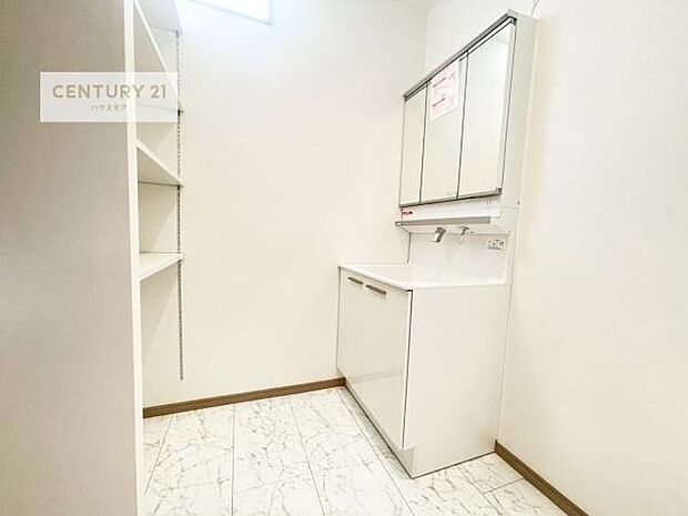 収納たっぷりの洗面室!日用品のストックやバスタオルがスッキリと収納できて取り出しやすい!水回りがスッキリ片付いて気持ちの良い空間!
