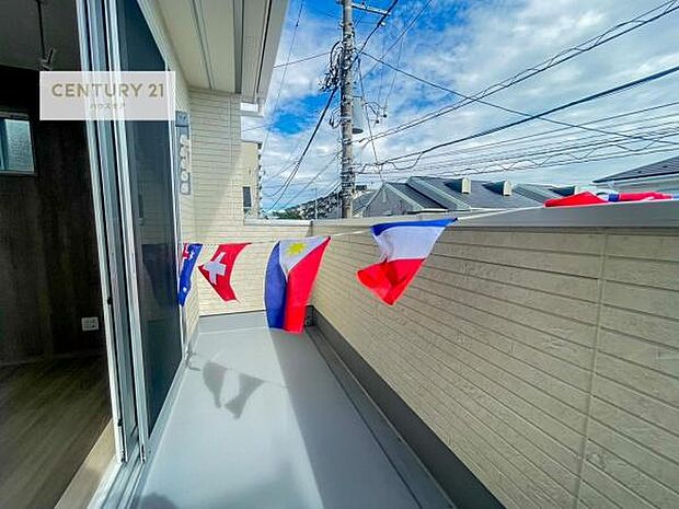 広々としているバルコニーです!お洗濯物を干すのはもちろん風に当たりながらくつろぎタイムが送れます!