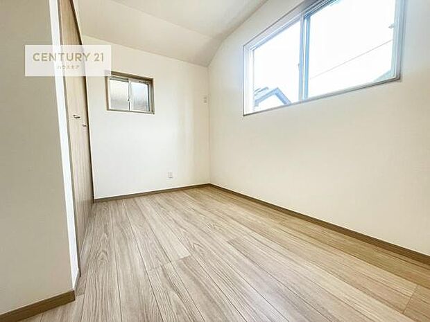 2面採光を確保した明るい室内は、風通しも良く大変居心地の良い空間となっております。リラックスして過ごせる心地の良いお部屋です!