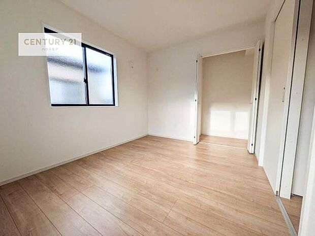 掃き出し窓がないお部屋は、お子様のお部屋としても安心です!収納スペースも充実しているので散らかったお部屋をサッと片付けられます!