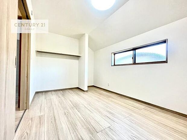 掃き出し窓がないお部屋は、お子様のお部屋としても安心です！収納スペースも充実しているので散らかったお部屋をサッと片付けられます！