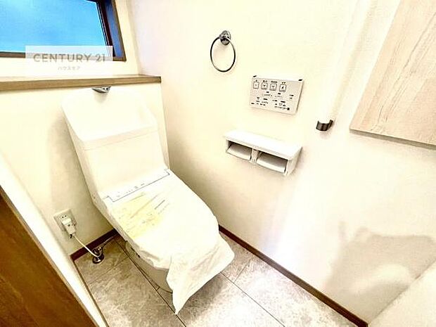 1・2階にトイレがございます！朝の忙しい時間帯も待たずにすみそうですね。白を基調とした清潔感のあるトイレでお手入れがしやすいです！