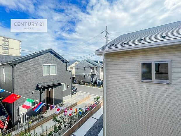 晴れた日には青い空を見渡せる開放的な時間を楽しめます。気持ちの良い風が通り抜ける街並みです!
