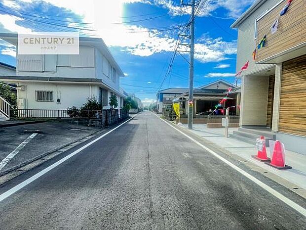 前面道路6ｍ！陽当り良好な立地です。車庫入れが苦手な方も安心ですね。
