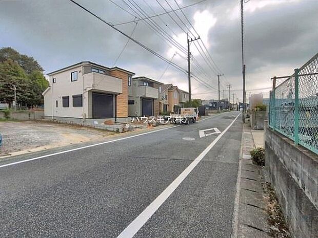 前面道路は7.8m!陽当り良好な立地です。車庫入れが苦手な方も安心ですね。