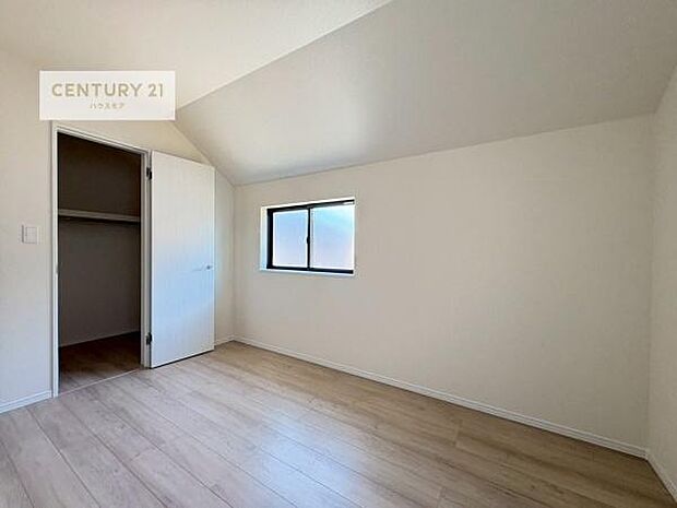 掃き出し窓がないお部屋は、お子様のお部屋としても安心です!収納スペースも充実しているので散らかったお部屋をサッと片付けられます!
