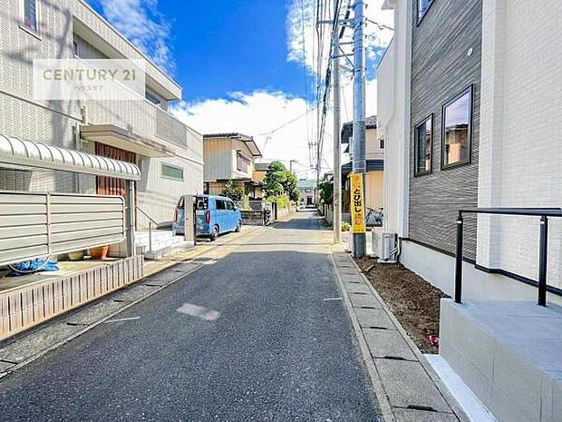 前面道路4ｍ！陽当り良好な立地です。車庫入れが苦手な方も安心ですね。