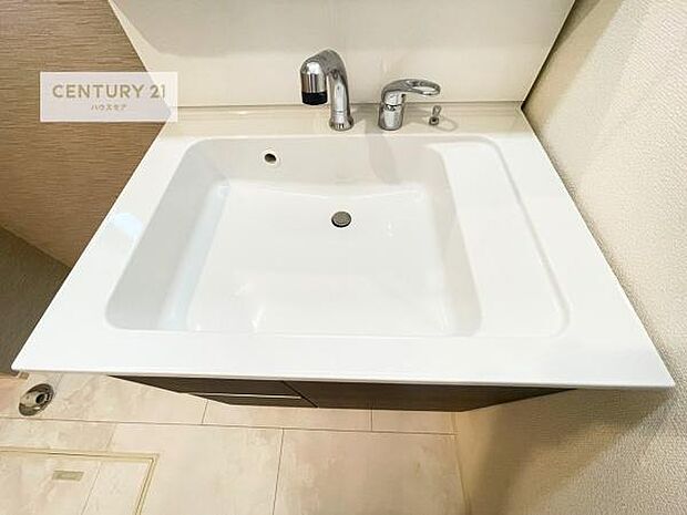 深い洗面台ボウルは、水が跳ねにくいのでお手入れが楽々!清潔感が保てます!キレイな洗面所で自分磨きのモチベーションが上がりますね!
